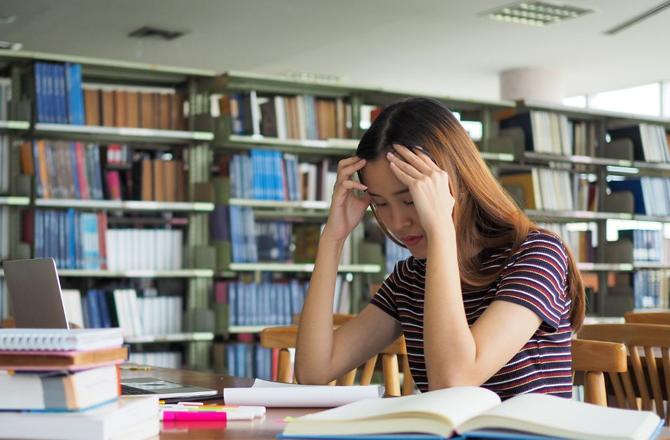 A girl is studying. Photo: INN.