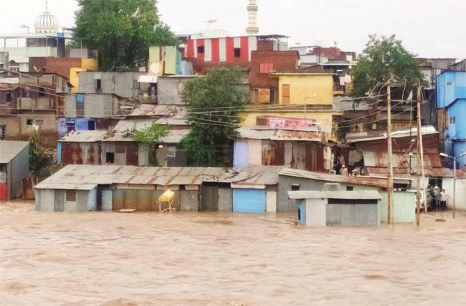 Many houses are in danger due to the flow of the river. Photo: INN
