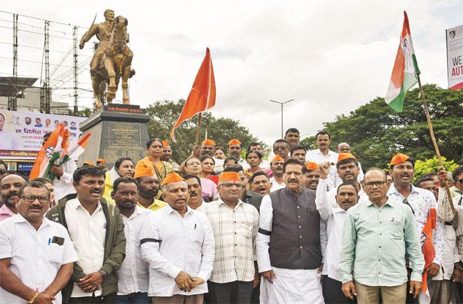 Congress workers protesting in Satara led by Prithviraj Chauhan (PTI)