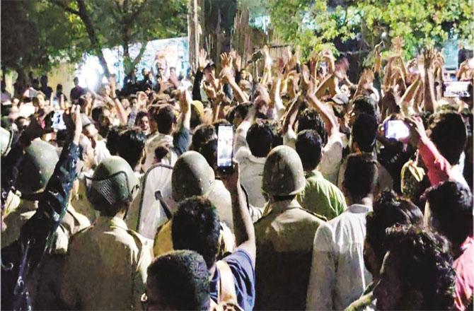 Crowds can be seen outside the Mumbra Police Station demanding action against the Mahant who insulted the honor of the Holy Prophet (PBUH) and Ummah Photo: INN