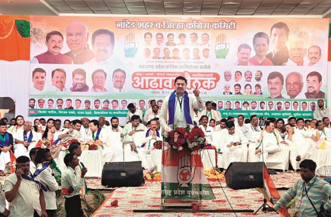 Party leaders can be seen on the stage at the back, addressing Nanapatole at the meeting. Photo: INN