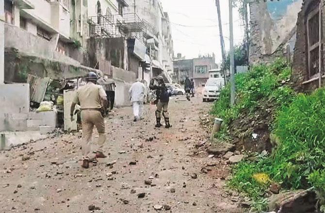 A policeman in a Sansana street after stone pelting. Photo: INN