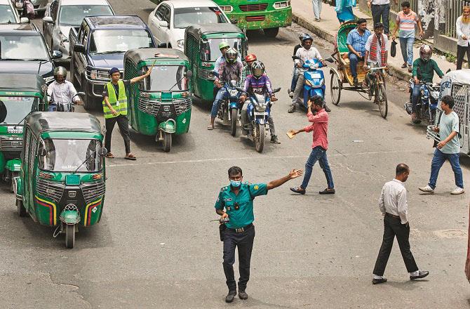 Policemen returning to duty, pictured at an intersection in Dhaka. Photo: INN