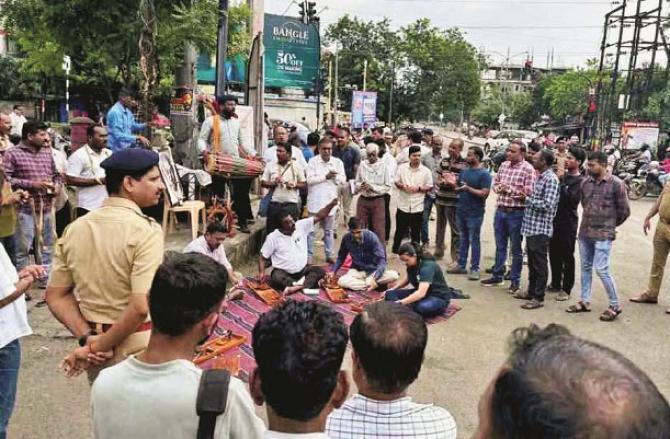 Congress workers protesting against the municipal administration in Nagpur. Photo: INN