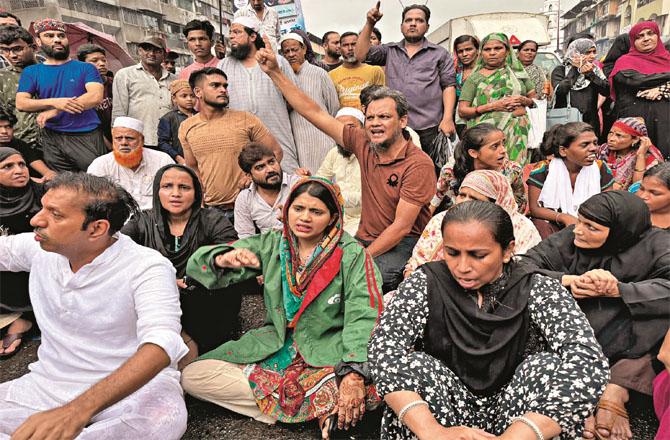 There is intense anger against the attack on the car of senior NCP leader and Member of Assembly Jitendra Wadhar. Photo: INN