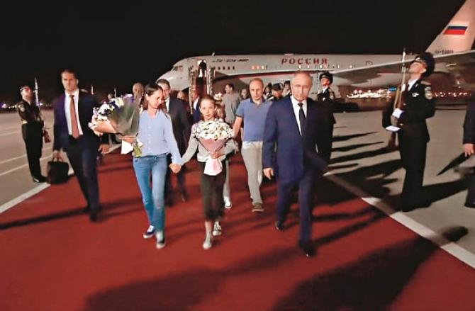 Putin arrived at the airport to welcome the departing citizens. Photo: INN