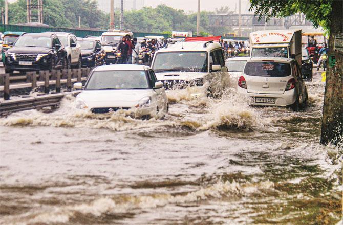 Gurugram is known as `Millennium City`, this road belongs to this city. Photo: INN