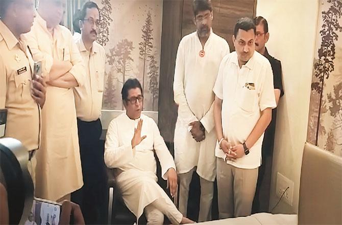 Raj Thackeray talking to Marathakarkanan (not pictured) in a hotel room. Photo: INN