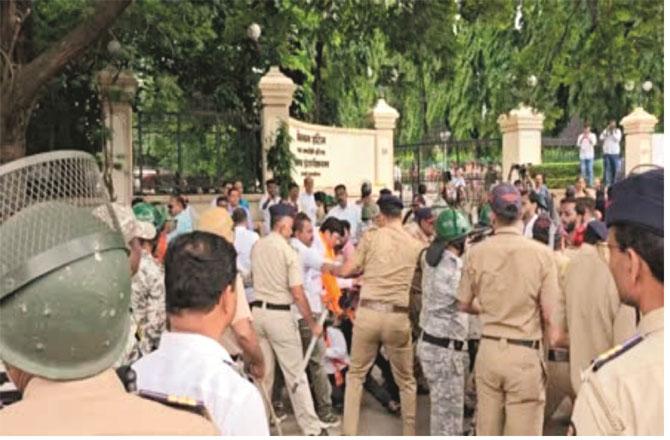 Police separating the two groups in Aurangabad. Photo: Agency
