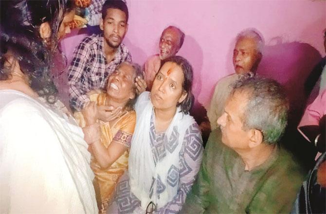 Varsha Gaikwad and Anil Desai met the family members of the deceased. Photo: INN