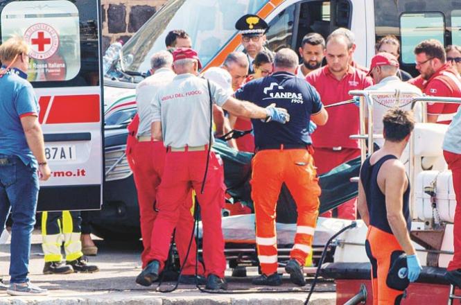 After the luxury boat overturned, its 15 passengers were rescued. Photo: INN
