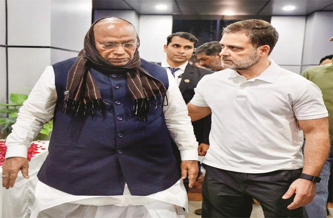 Rahul Gandhi with Mallikarjun Kharge. Photo: INN