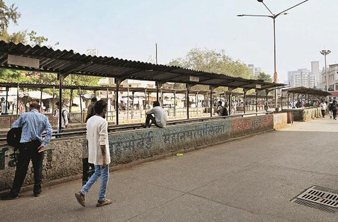 The Karla bus stand, located opposite the railway station, appeared deserted on Wednesday. It is usually crowded with passengers. (Photo: Syed Sameer Abidi, Inqilab)
