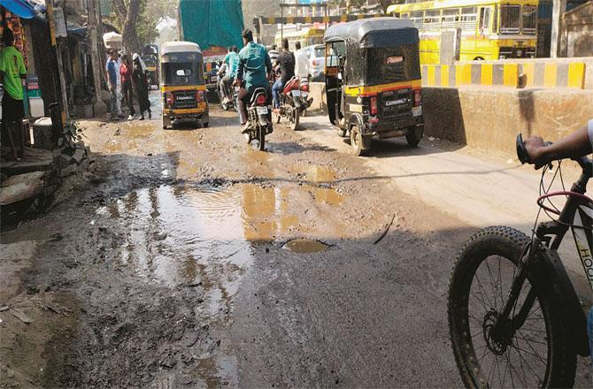 Citizens face difficulties in transportation due to dilapidated roads. Photo: INN