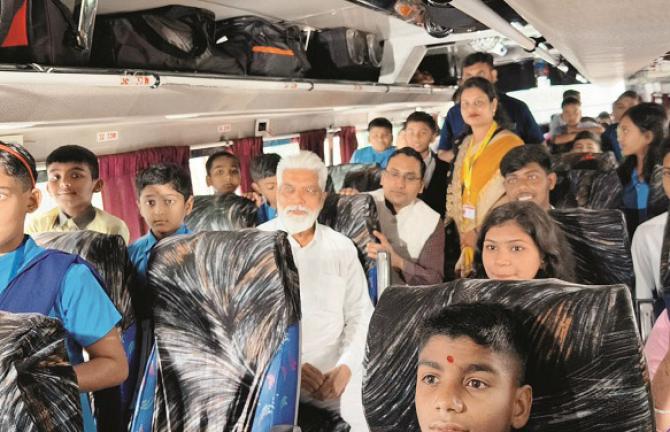 Education Minister Dada Bhuse is sitting in the bus with the students.  Image: Revolution