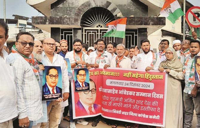 Congress local president Abdul Rasheed Tahirmoman and other leaders and workers protesting. Photo: INN