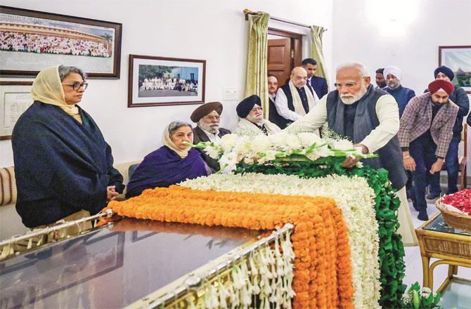 Prime Minister Narendra Modi paying homage to his predecessor Prime Minister Dr. Manmohan Singh. Photo: PTI