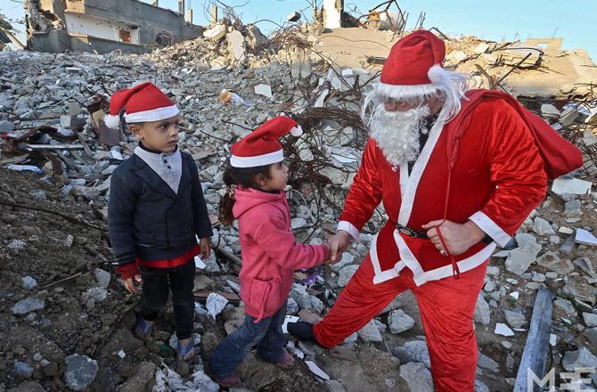 A man tries to cheer up Gaza children on Christmas. Photo: X