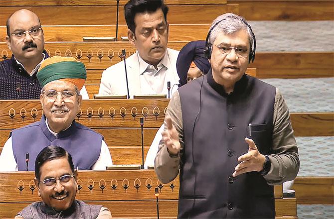Rail Minister Ashwini while addressing the Vaishnolok Sabha. Photo: INN