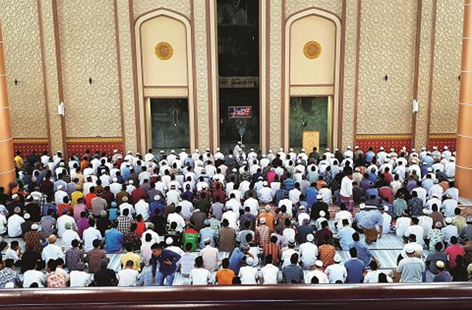Going early for the Friday prayer is among commendable haste. Photo: INN.