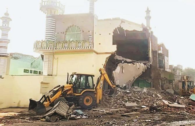 Many bulldozers were used simultaneously to demolish the mosque. Photo: INN