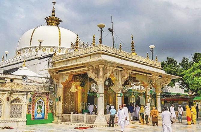 A large number of brothers of the country also attend to express their devotion at the shrine of Gharib Nawaz. Photo: INN.