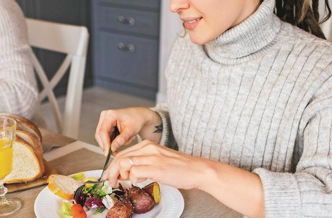 Mindful eating helps with weight control. Photo: INN.