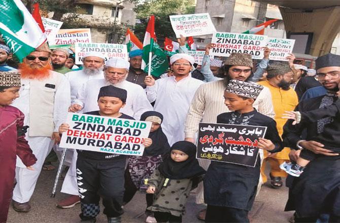 People with placards with different slogans on Mohammad Ali Road. Photo: INN