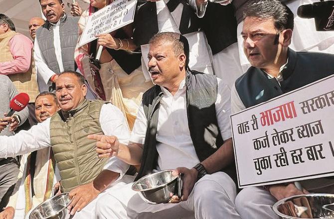 Congress members protesting. Photo: INN