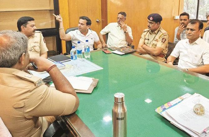 The issue of traffic is being discussed in a meeting of senior officers along with MLA Mahesh Choghle. Photo: INN