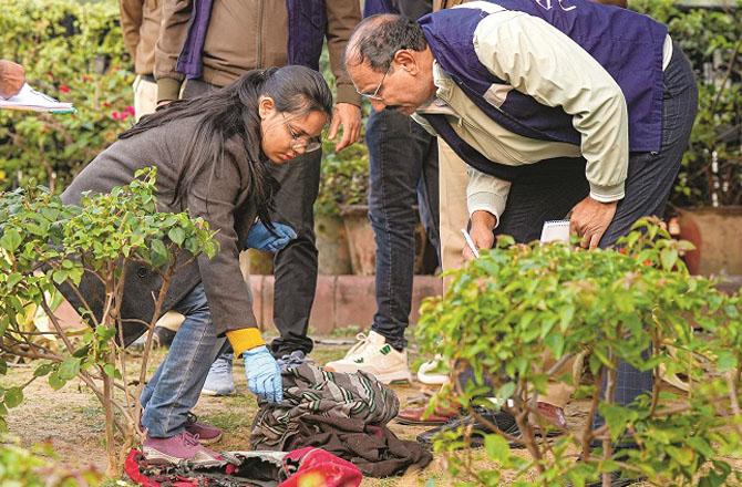Investigators collect burnt belongings of a man who attempted suicide. Photo: INN