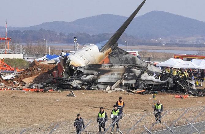 The crash was so severe that it is difficult to identify the plane. Photo: INN.