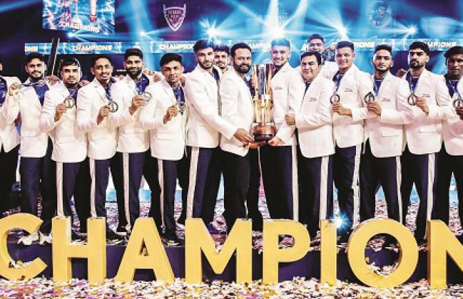 Haryana Steelers players celebrate with the trophy after the win. Photo: INN