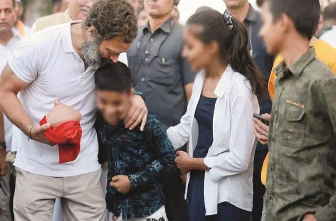 Parmar`s son giving his Gulak to Rahul Gandhi during the Bharat Jodo Yatra. Photo: INN