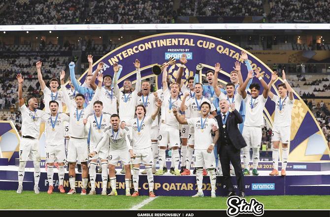 Real Madrid players and coach celebrate after winning the title. Photo: INN