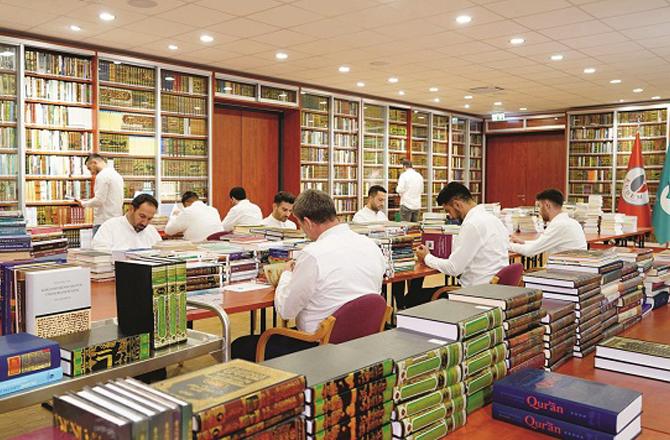 If studied in depth, it will be known that every book of hadith contains authentic and essential material related to the Prophet`s biography. Photo: INN.