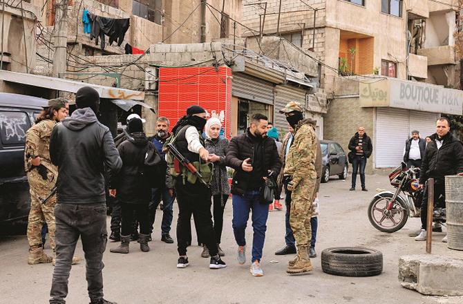 Military personnel search and interrogate passers-by at a check post in western Damascus. Photo: INN.