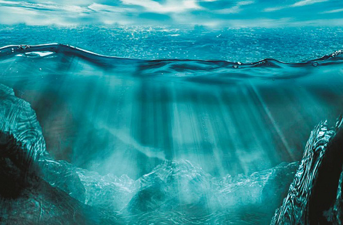 ہماری زمین کے سمندر (The Oceans Of Earth): نظام شمسی کے۷؍ عجائبات میں زمین کے سمندر (۷۱؍ فیصد)بھی شامل ہیں۔ نظام شمسی میں اور کہیں بھی پانی کی اتنی کثیر مقدار دریافت نہیں ہوئے ہیں۔ یہ اپنی مقدار اور سمندری حیات کے تنوع کی وجہ سے منفرد مقام رکھتی ہے۔&nbsp;