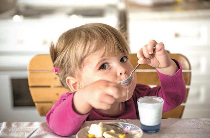 Feeding sugar to young children can cause them to gain weight. Photo: INN