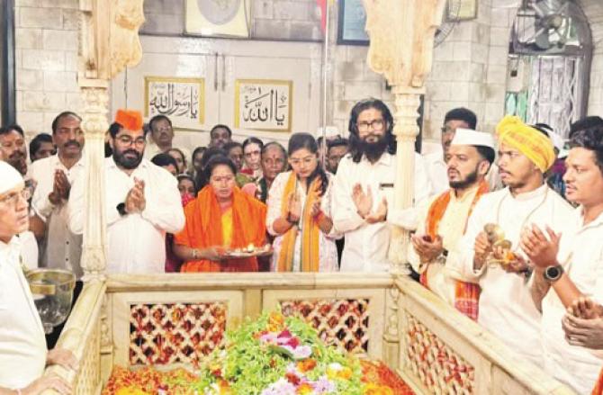 Assembly member Silbha Gaikwad and Vishwa Hindu Parishad workers performing aarti. Photo: INN