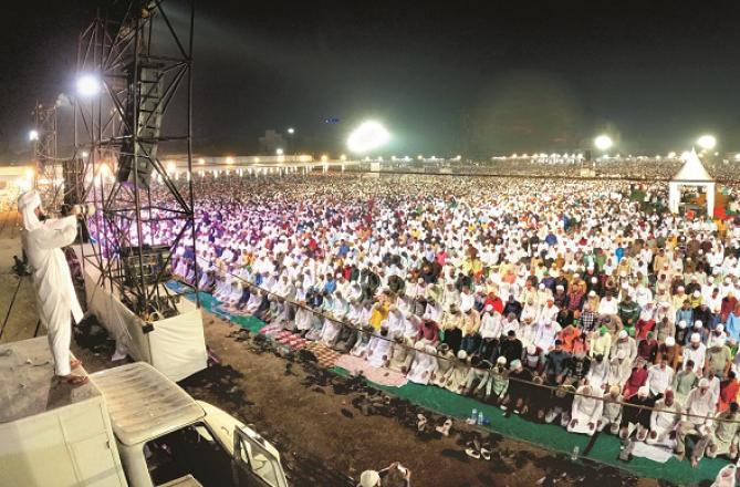 On the last day of the meeting, the participants can be seen in the Azad Maidan. Photo: Inquilab, Shadab Khan