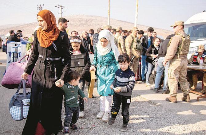 Repatriation of Syrian refugees from Turkey started. Crowd seen at the border post in the picture below Photo: Agency