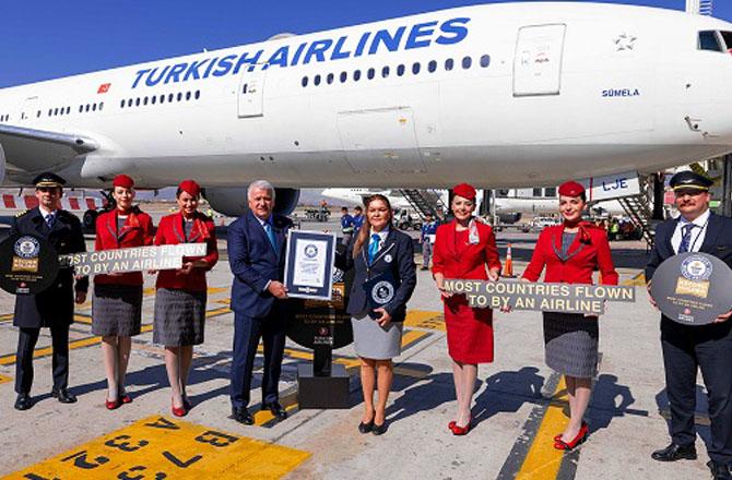 Airline officials receiving the honor. Photo: X