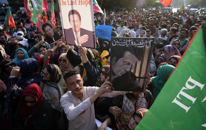 Shouting slogans in favor of Imran Khan. Photo: PTI