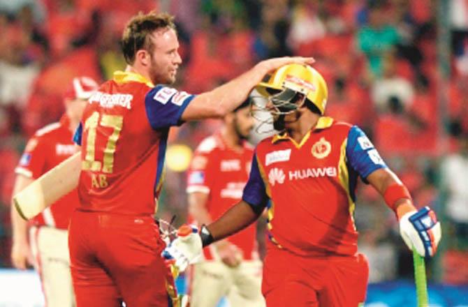 AB Devillers (left) and Sarfaraz Khan have played together for Royal Challengers Bangalore in the IPL. Photo: INN
