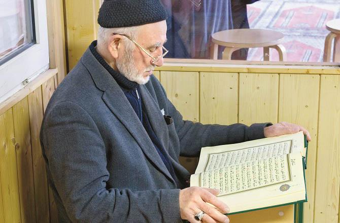 Make it a routine to recite the Holy Quran, you will be safe from negligence. Photo: INN