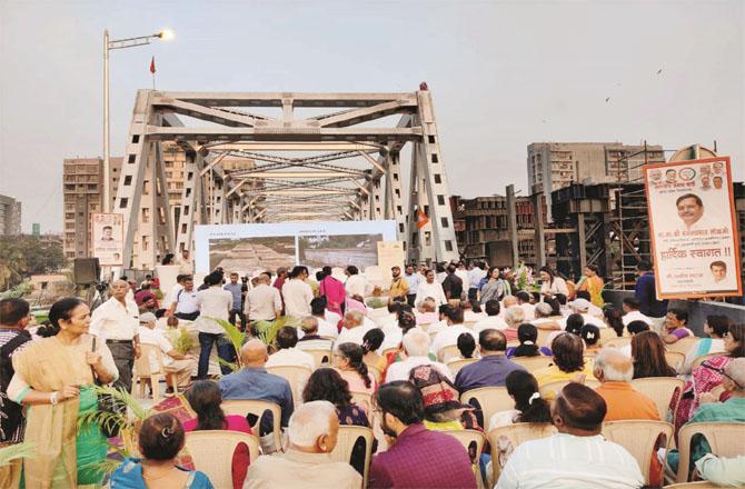 A large number of people were present at the inauguration of the Gopalkrishna Gokhale Bridge connecting Andheri East and Andheri West. Photo: INN