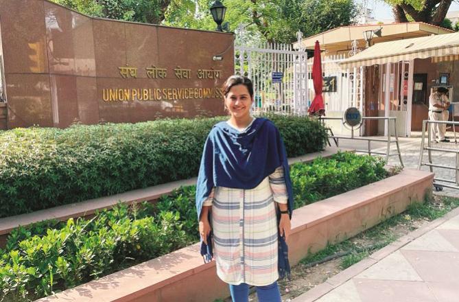 Ayesha Qazi can be seen outside the UPSC headquarters. Photo: INN