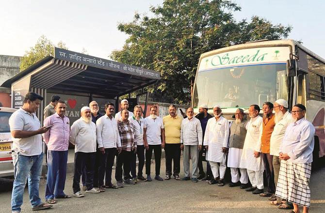 Locals are seen standing next to a bus going to DY Patil Hospital in Navi Mumbai. Photo: INN