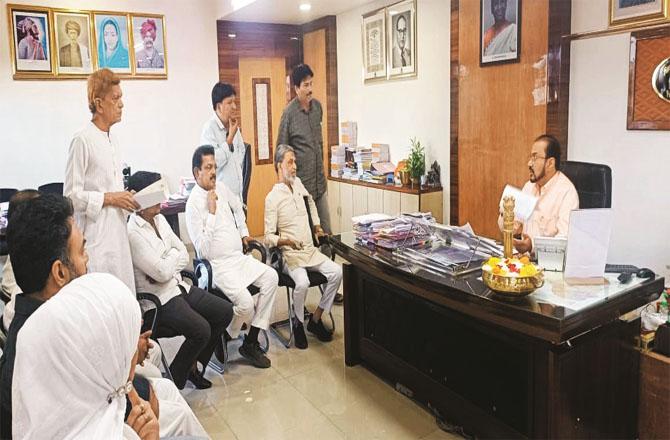 Members of the delegation talking to Municipal Commissioner Ajay Vaidya after giving the memorandum